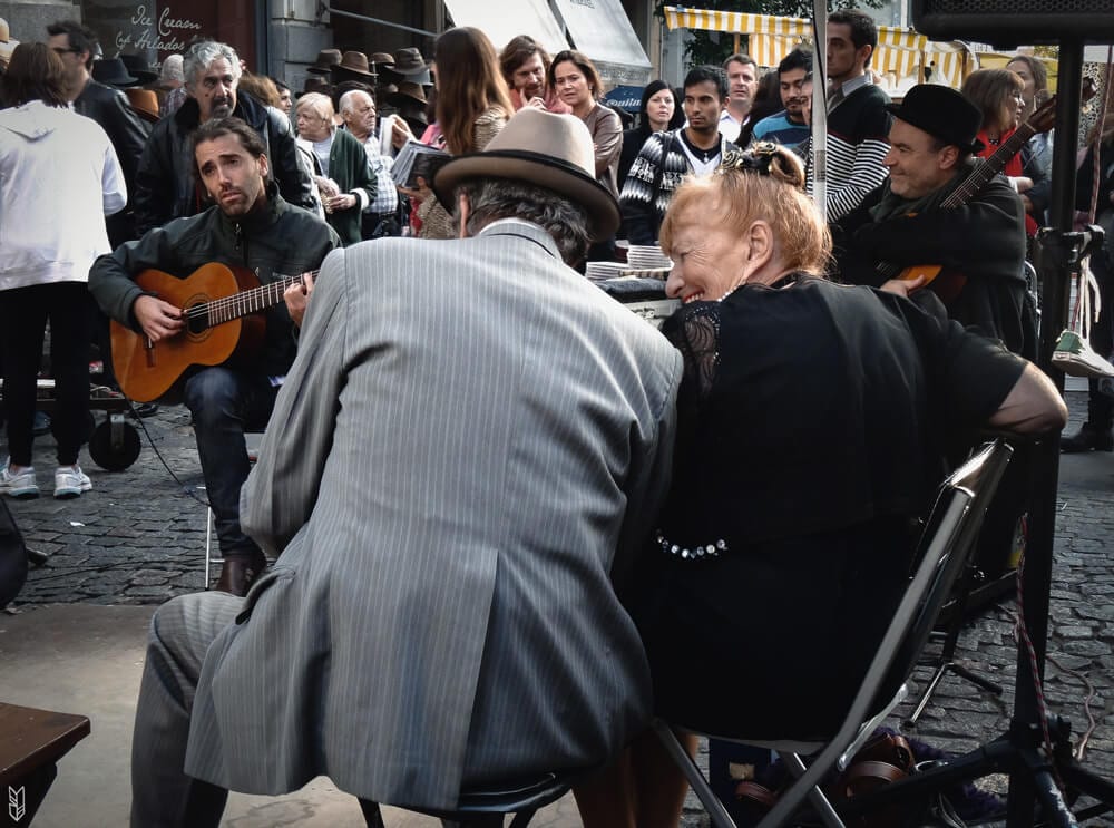 spectacle de tango dans les rues de Buenos Aires