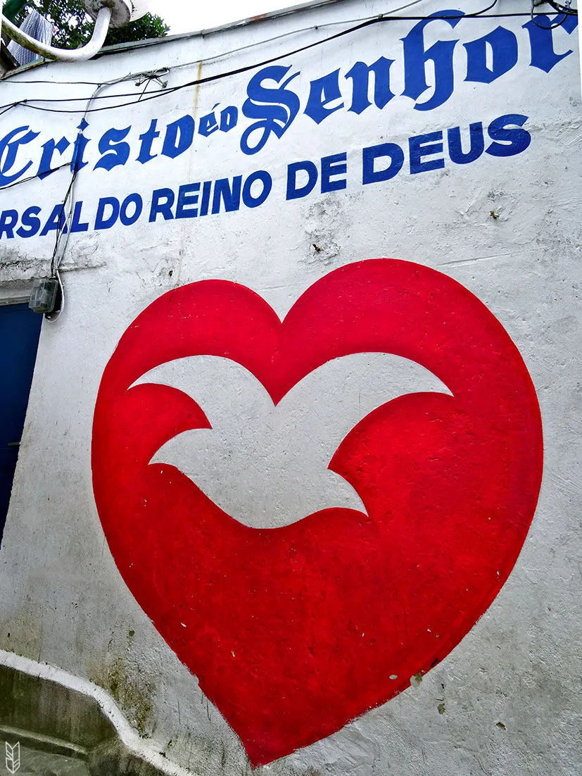 dans les rues d'une favela à Rio