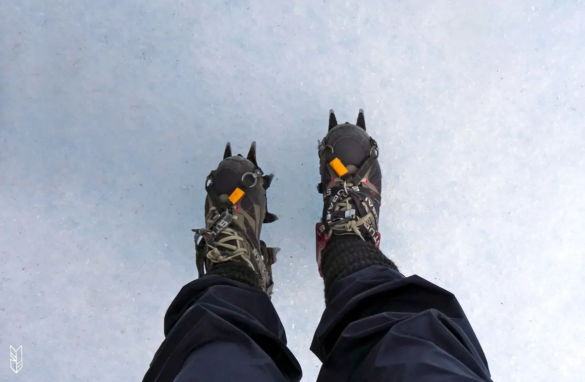 crampons aux pieds, prête pour le trekking sur le glacier