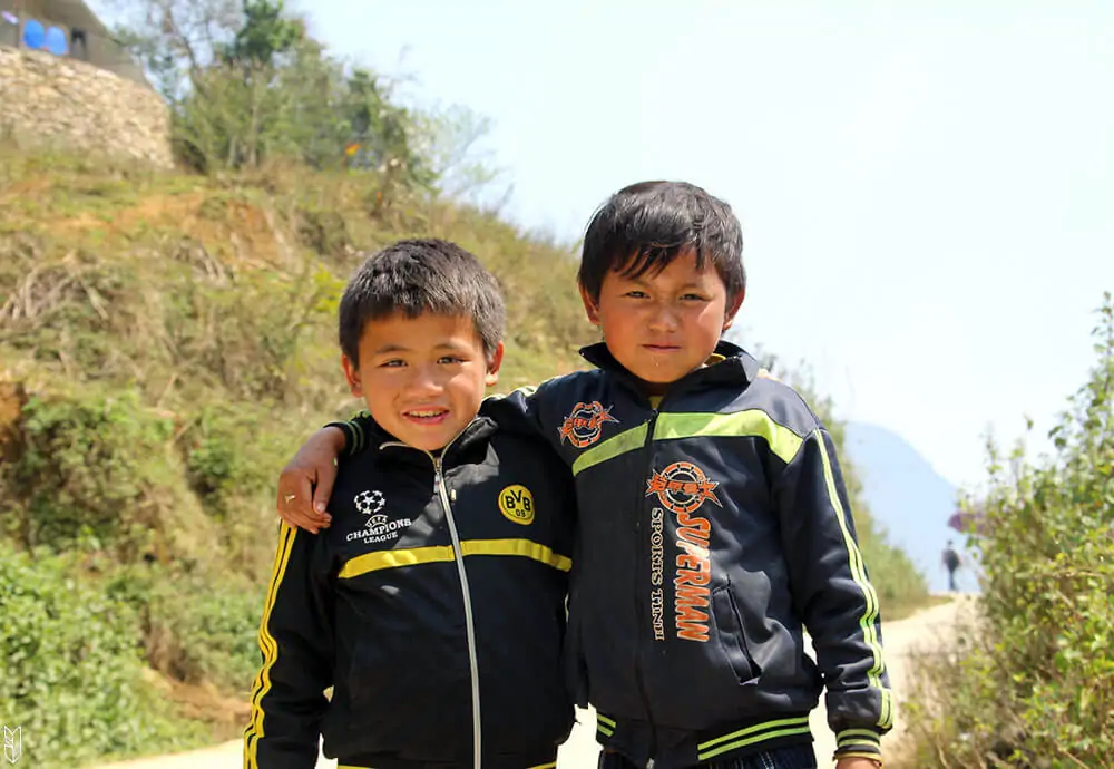 2 enfants croisés dans les montagnes du Vietnam