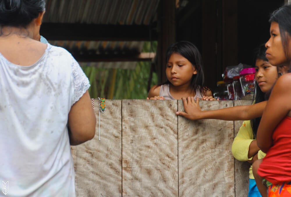 stand de bijoux artisanaux dans une communauté Embera